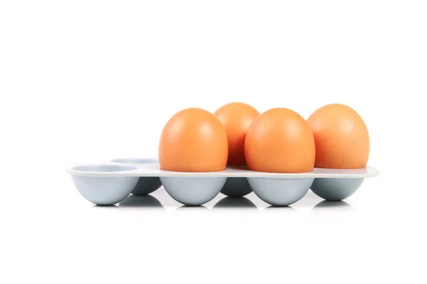 Jaja w uchwycie na białym tle — Zdjęcie stockowe