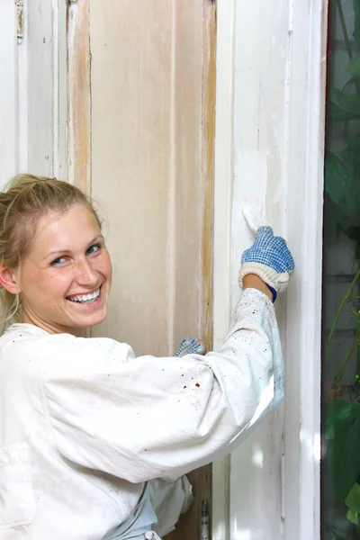 Mujer pintando la ventana — Foto de Stock