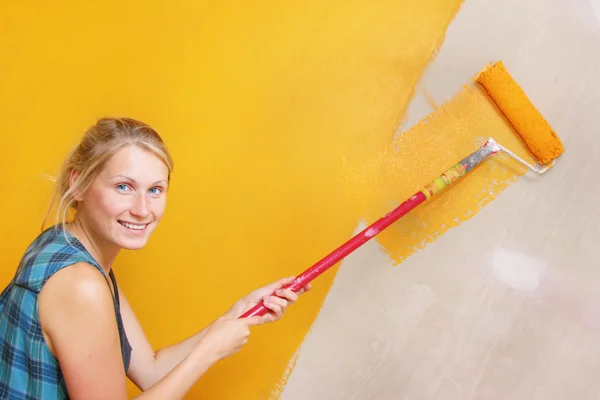 Vrouw schildert muur — Stockfoto