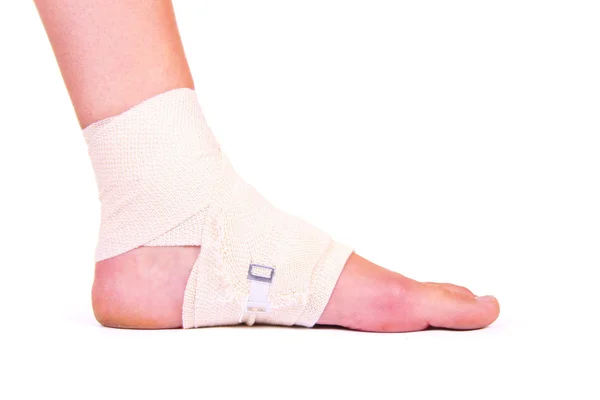 Skadade fotleden med bandage — Stockfoto
