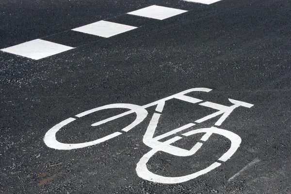 绘了停机坪上的自行车道路标志 — 图库照片