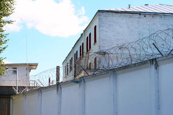 Здание тюрьмы за стеной — стоковое фото