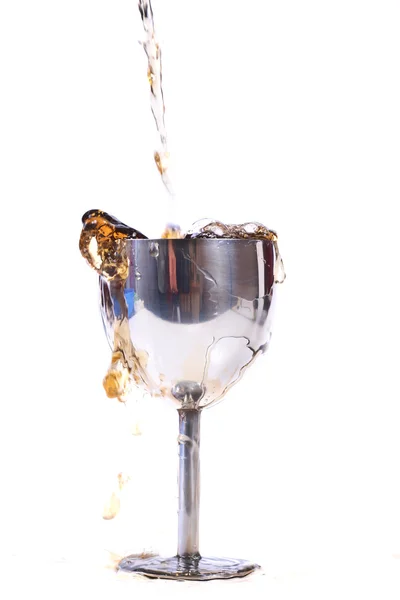 Derramando bebida em vidro de metal — Fotografia de Stock