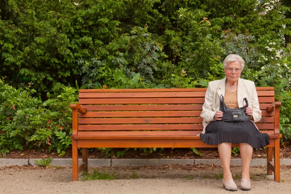Az idős asszony a parkban — Stock Fotó