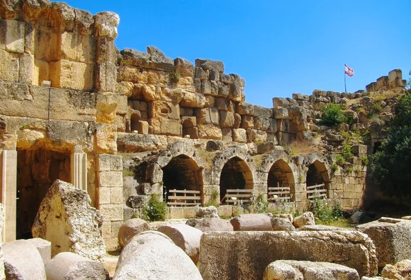 Antikes Schloss mit der libanesischen Nationalflagge — Stockfoto