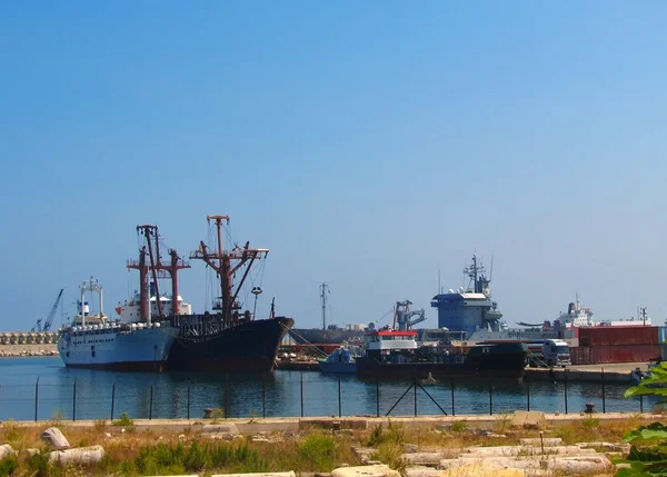 Navios de carga no porto — Fotografia de Stock