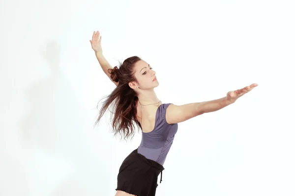 Mladá brunetka pěkně dospívající dívka tančí — Stock fotografie