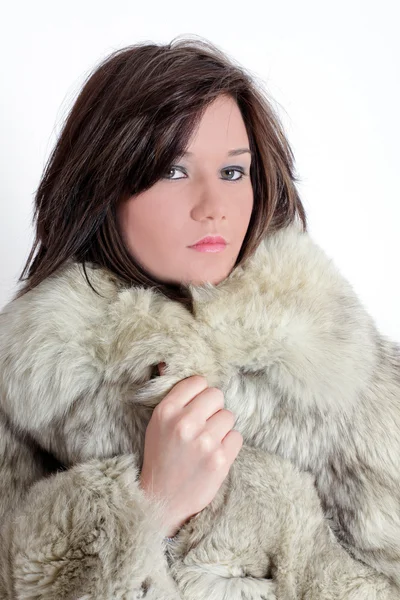 Porträtt av en ung brunett ryska tonåring flicka med päls i s — Stockfoto