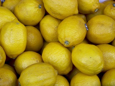 piyasada bulunan kalabalık taze limon