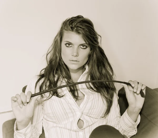 Retrato de una joven provocadora con látigo en las manos — Foto de Stock
