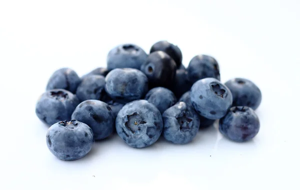 Geïsoleerd fruits - blauwe bosbes — Stockfoto
