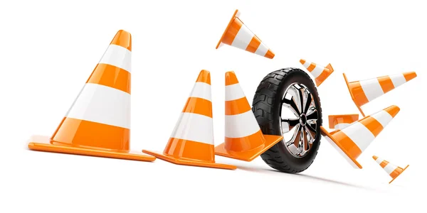 Roda do automóvel colidiu cones — Fotografia de Stock