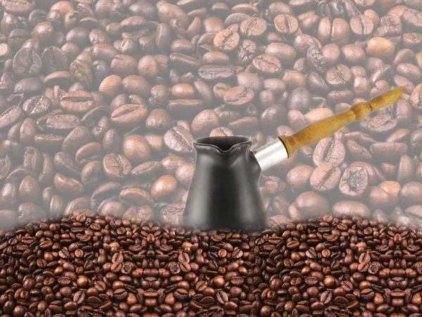 Turco di caffè su uno sfondo di chicchi di caffè — Foto Stock