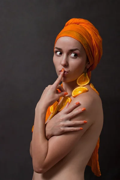 橙色头巾的女孩 — 图库照片