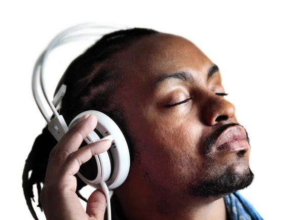 Мужчина слушает наушники с закрытыми глазами — стоковое фото