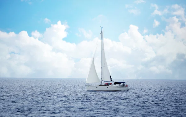 Segelbåt i vinden — Stockfoto