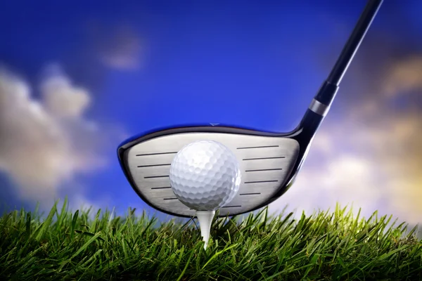 Golfschläger und Ball im Gras — Stockfoto