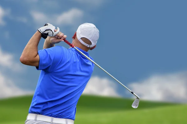 Golfspelare skytte en golfboll Stockfoto