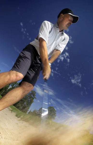Golfer schießt einen Golfball — Stockfoto
