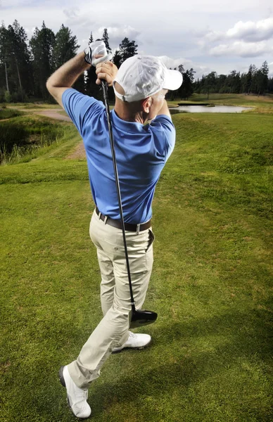 Bir golf topu çekim golfçü — Stok fotoğraf