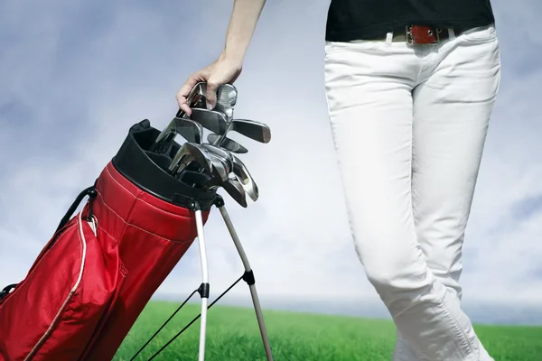 Donne in piedi vicino alla borsa da golf piena di bastoni — Foto Stock