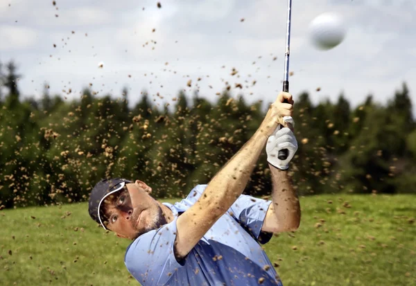 高尔夫球手射击高尔夫球场球 — 图库照片