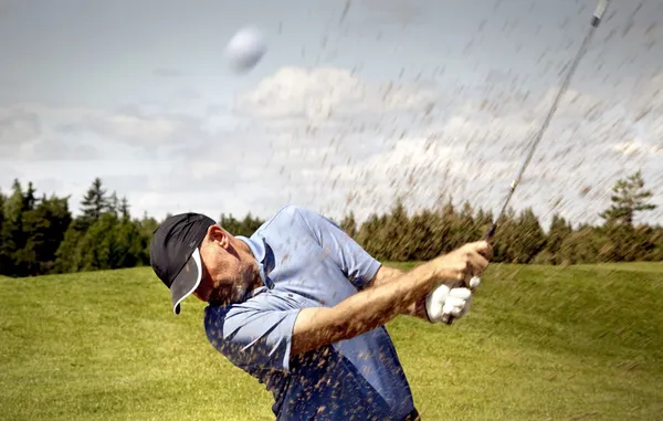 Golfer schießt einen Golfball — Stockfoto