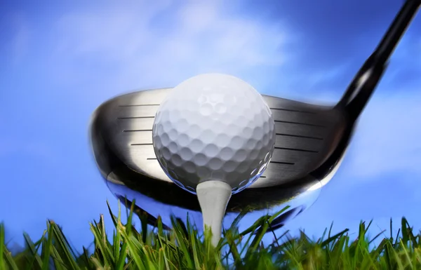 Clube de golfe e bola na grama — Fotografia de Stock