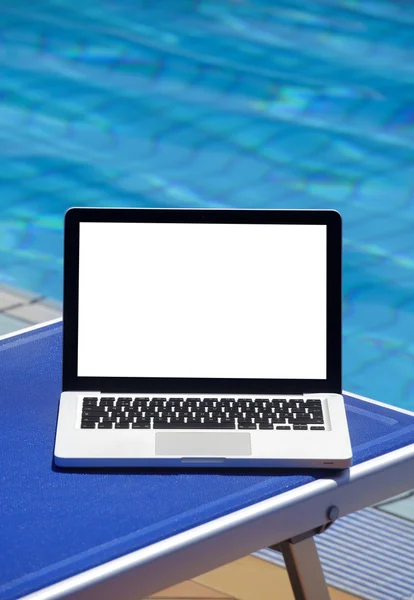 Laptop por piscina — Fotografia de Stock