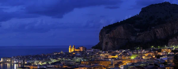 Cefalu no crepúsculo, Sicília — Fotografia de Stock