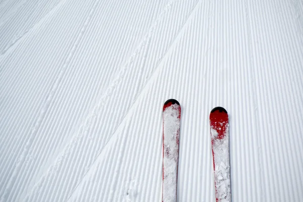 Лыжи и снег фон — стоковое фото