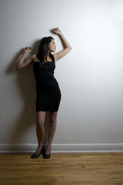 Kvinna i liten svart klänning — Stockfoto