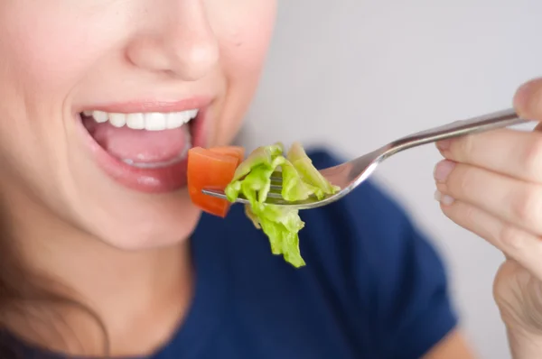 Salata yemek.