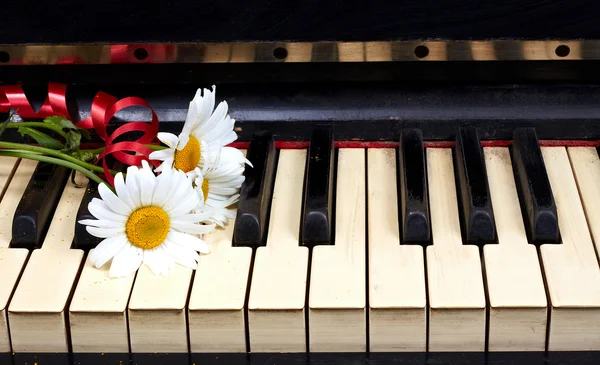 旧钢琴上的鲜花 — 图库照片