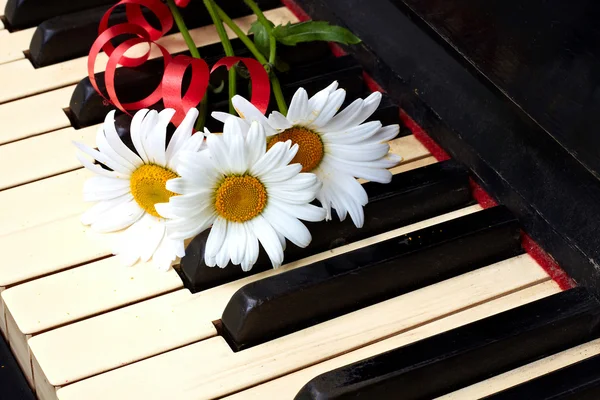 Flowers on the old piano — Stock Photo, Image
