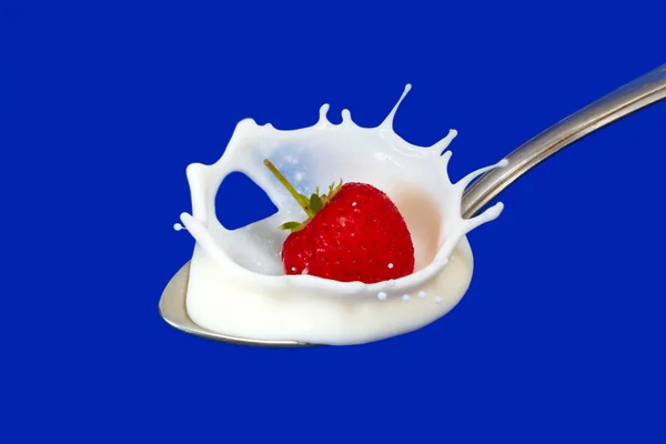 Strawberry splash in milk — Stock Photo, Image