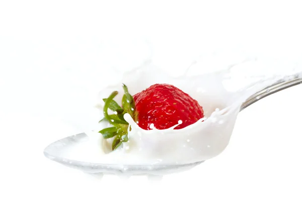 우유에 딸기 얼룩 — 스톡 사진