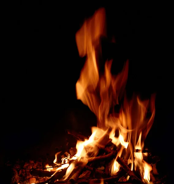 Flamme d'un feu la nuit — Photo
