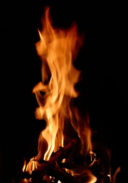 Chama de um fogo à noite — Fotografia de Stock