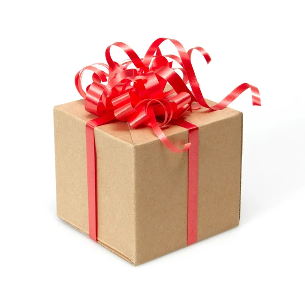 Caja de regalo whits cinta roja aislada en blanco Fotos de stock