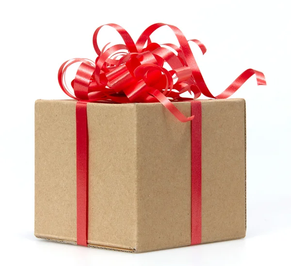 Caja de regalo whits cinta roja aislada en blanco Imagen de archivo