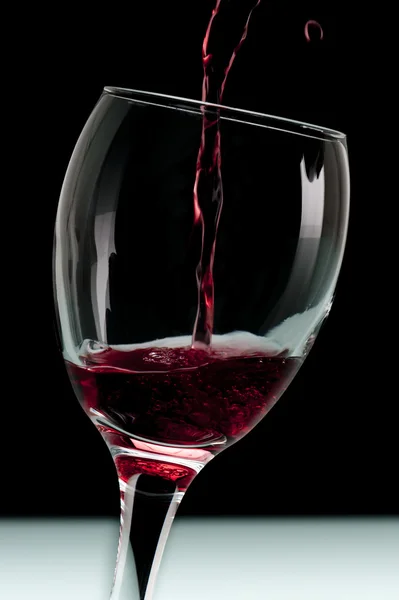 Pohár bor fekete háttér — Stock Fotó