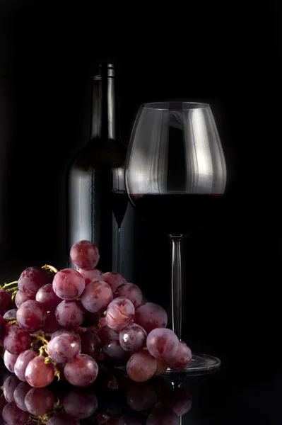 Glass of red wine and grapes — Stock Photo, Image