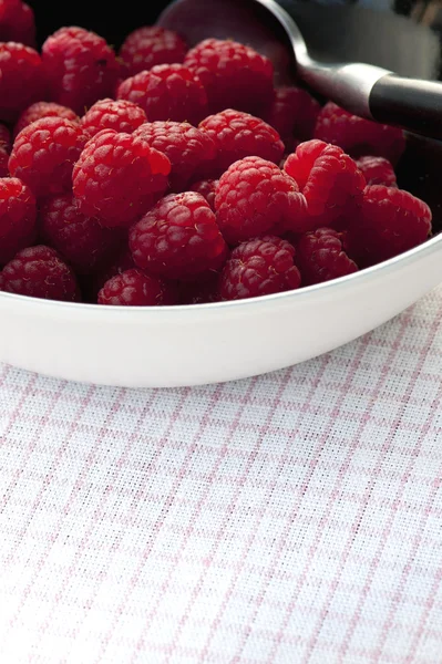 Fresh raspberries in black bowl — Stock Photo, Image