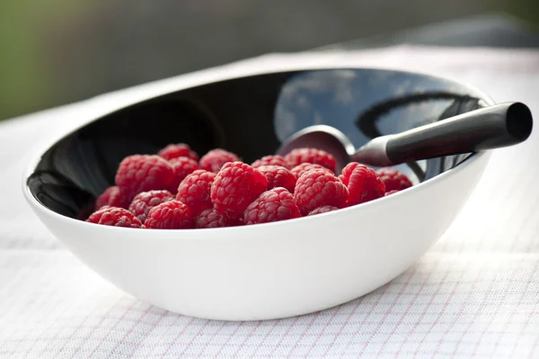Raspberry segar dalam mangkuk hitam — Stok Foto