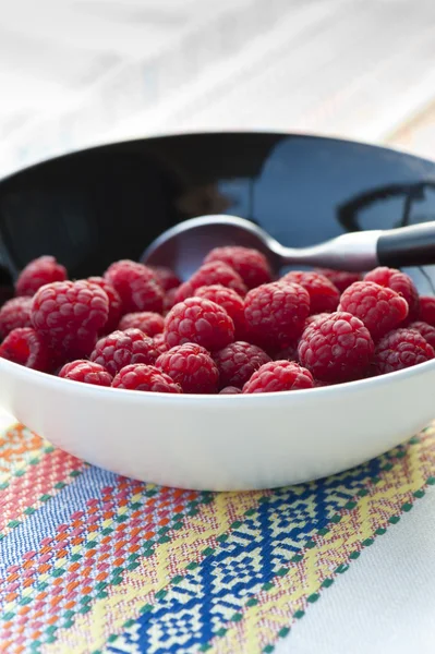 Świeże sapberries w misce czarny — Zdjęcie stockowe