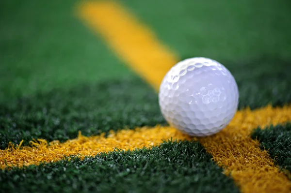 Golfboll på traning mate — Stockfoto