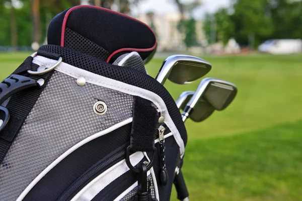 Golf klubbor i en påse på golfbana — Stockfoto