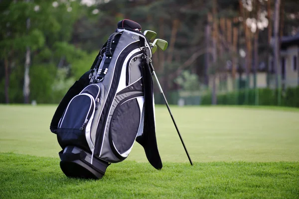 Golf sticks bag on golf course — Stock Photo, Image