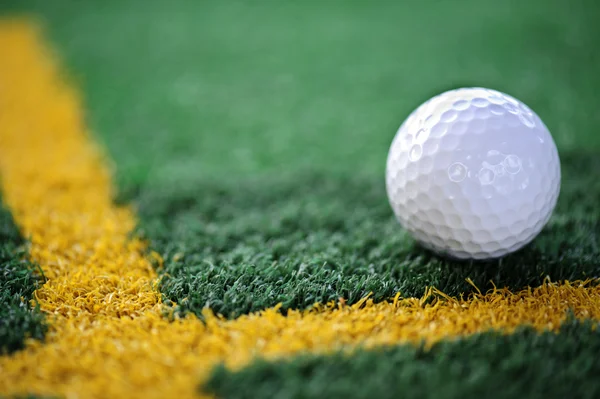 Bola de golfe branco no companheiro de treinamento — Fotografia de Stock